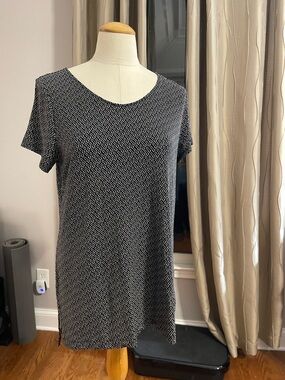 Liz Claiborne Black and White Short Sleeve Scoop Neck Tee